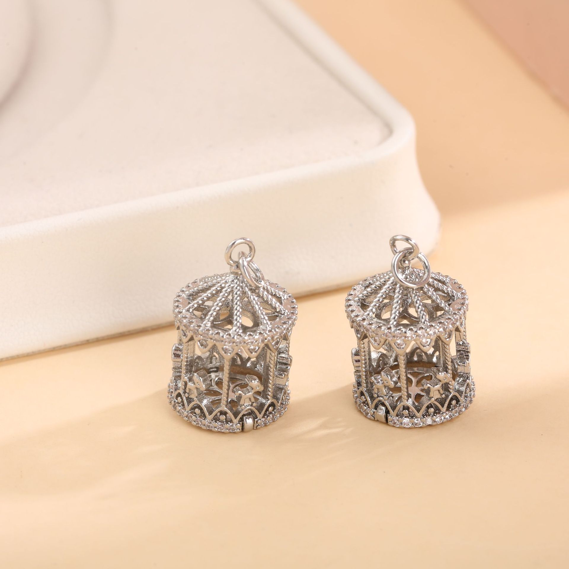 серебряный