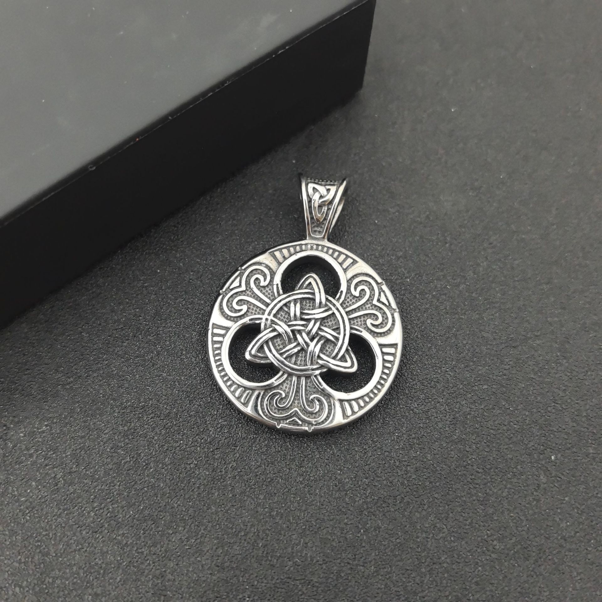 Peace knot single pendant