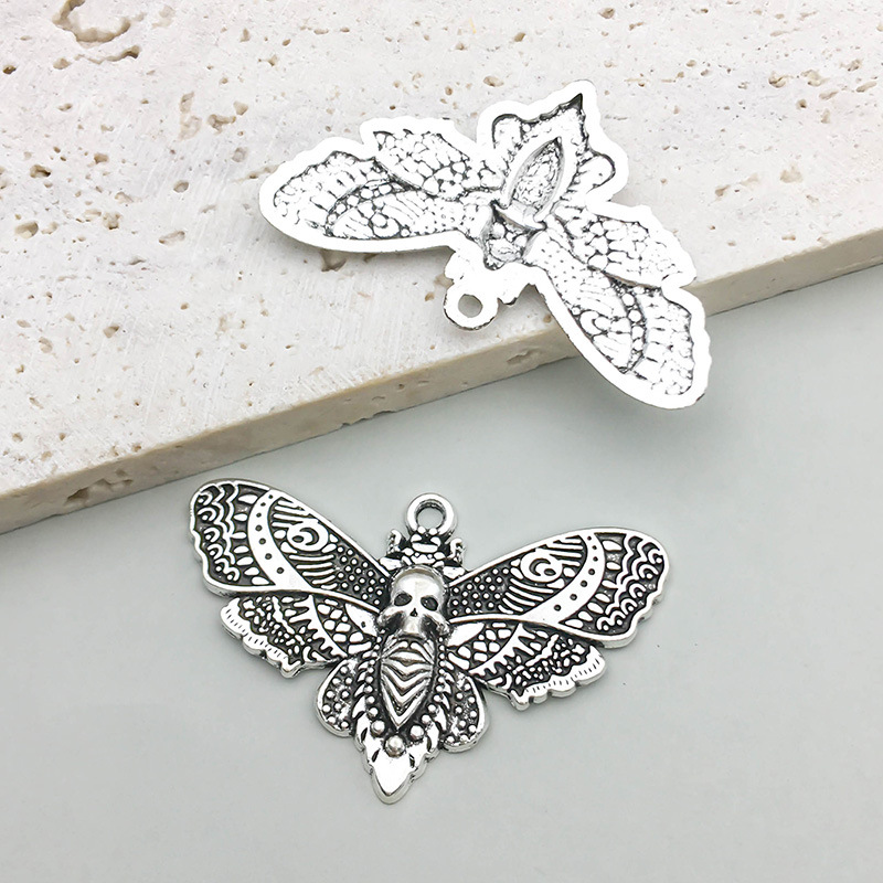 1 Ancient Silver Death Skull Moth Butterfly 43*27mm-3.8g-16928