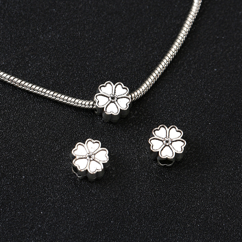 Four-leaf clover (about length: 1cm width: 1cm aperture: 0.45cm)