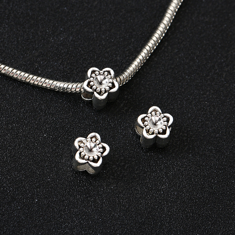 Sakura (about length: 0.9cm width: 0.9cm aperture: 0.6cm)