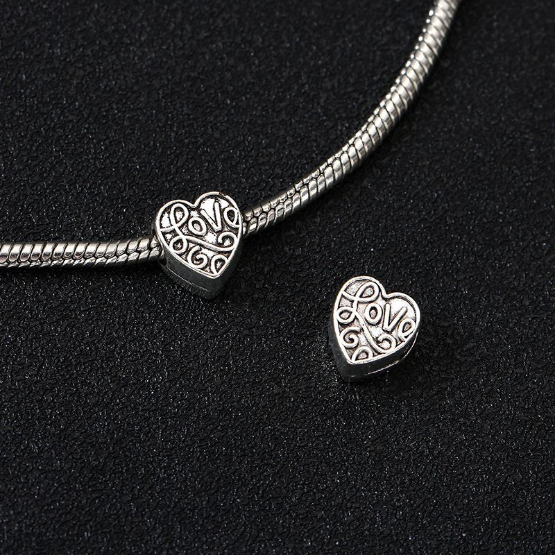 Heart (approximate length: 1cm width: 0.9cm hole diameter: 0.5cm)