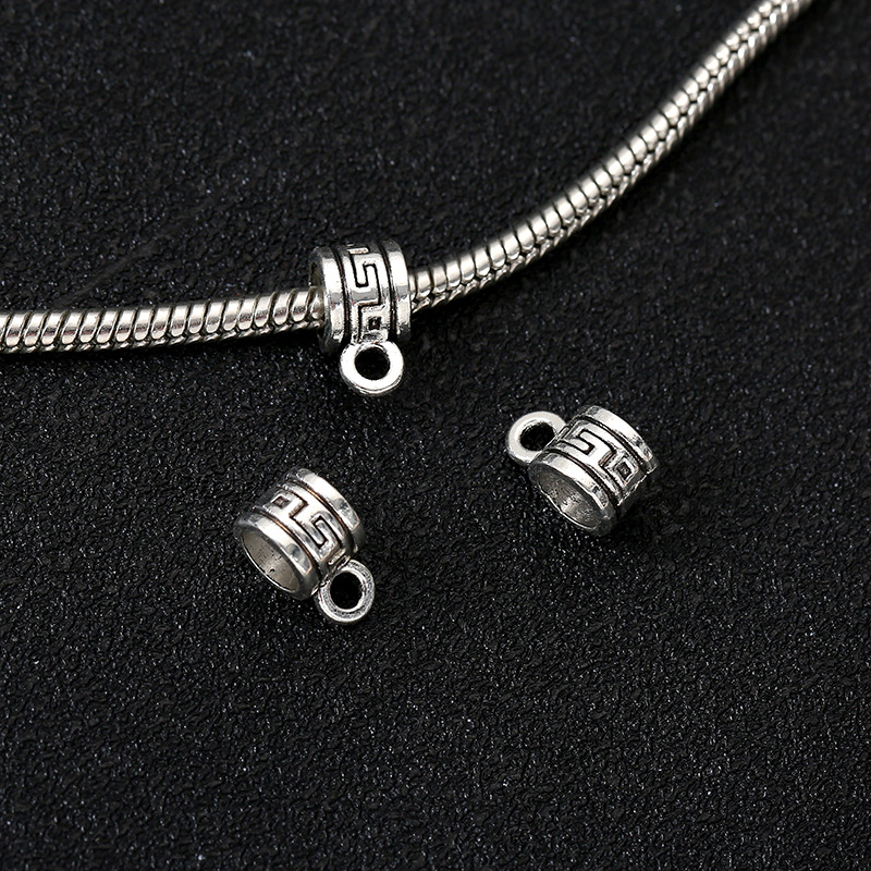 Straight hole pattern (approximately length: 0.9cm width: 0.6cm aperture: 0.3cm)