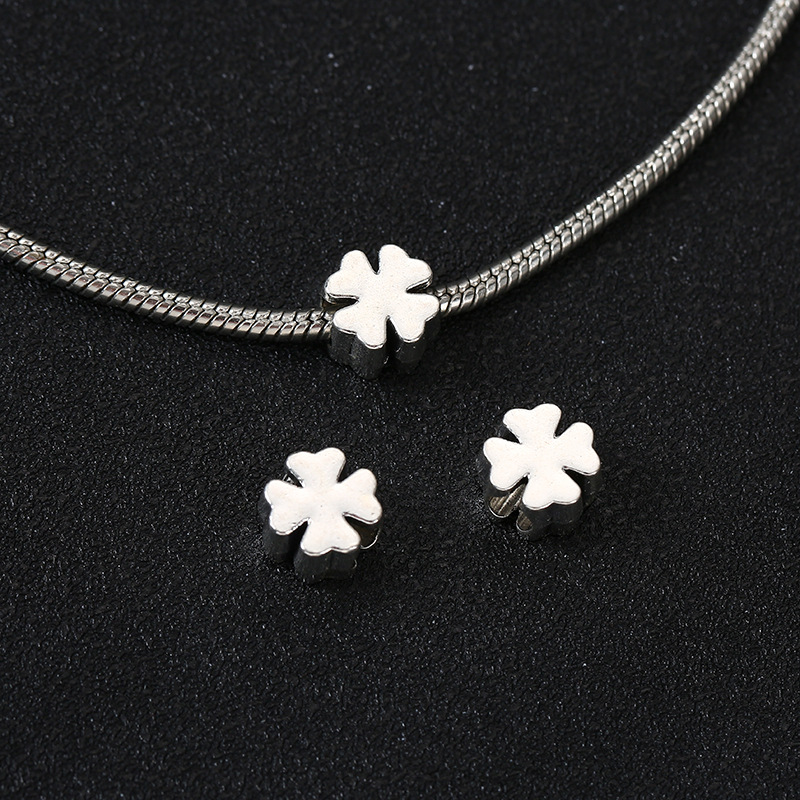 Four-leaf clover (approximately length: 0.9cm width: 0.9cm hole diameter: 0.4cm)