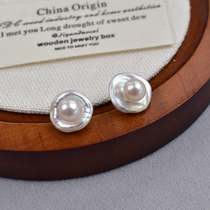 White flower heart-petal pearl stud earrings