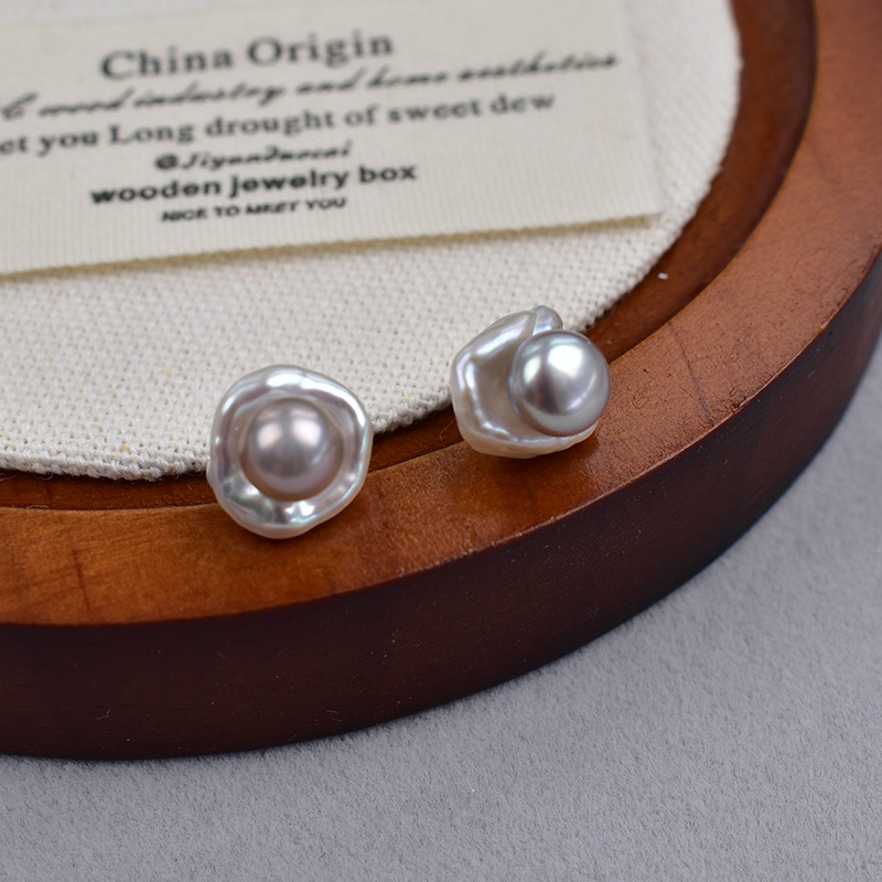 Gray flower center--petal pearl earrings