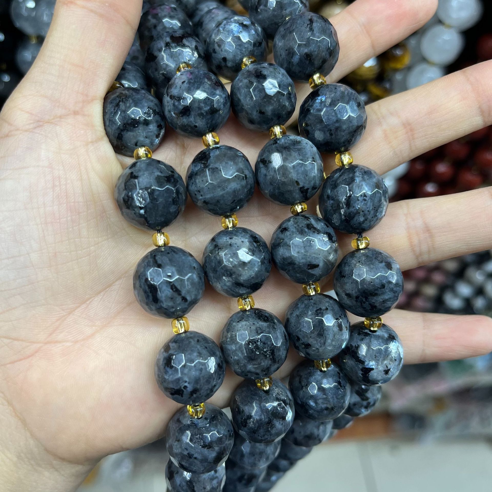 Черный лабрадорит