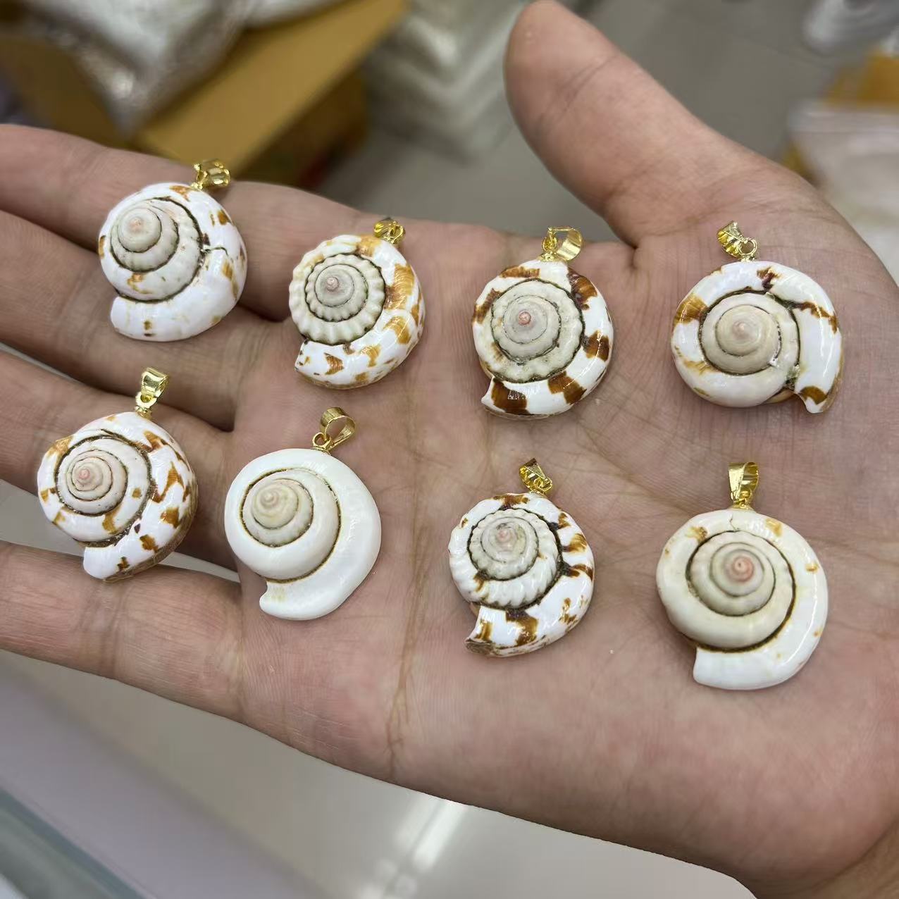 Gold pendant 18-22mm