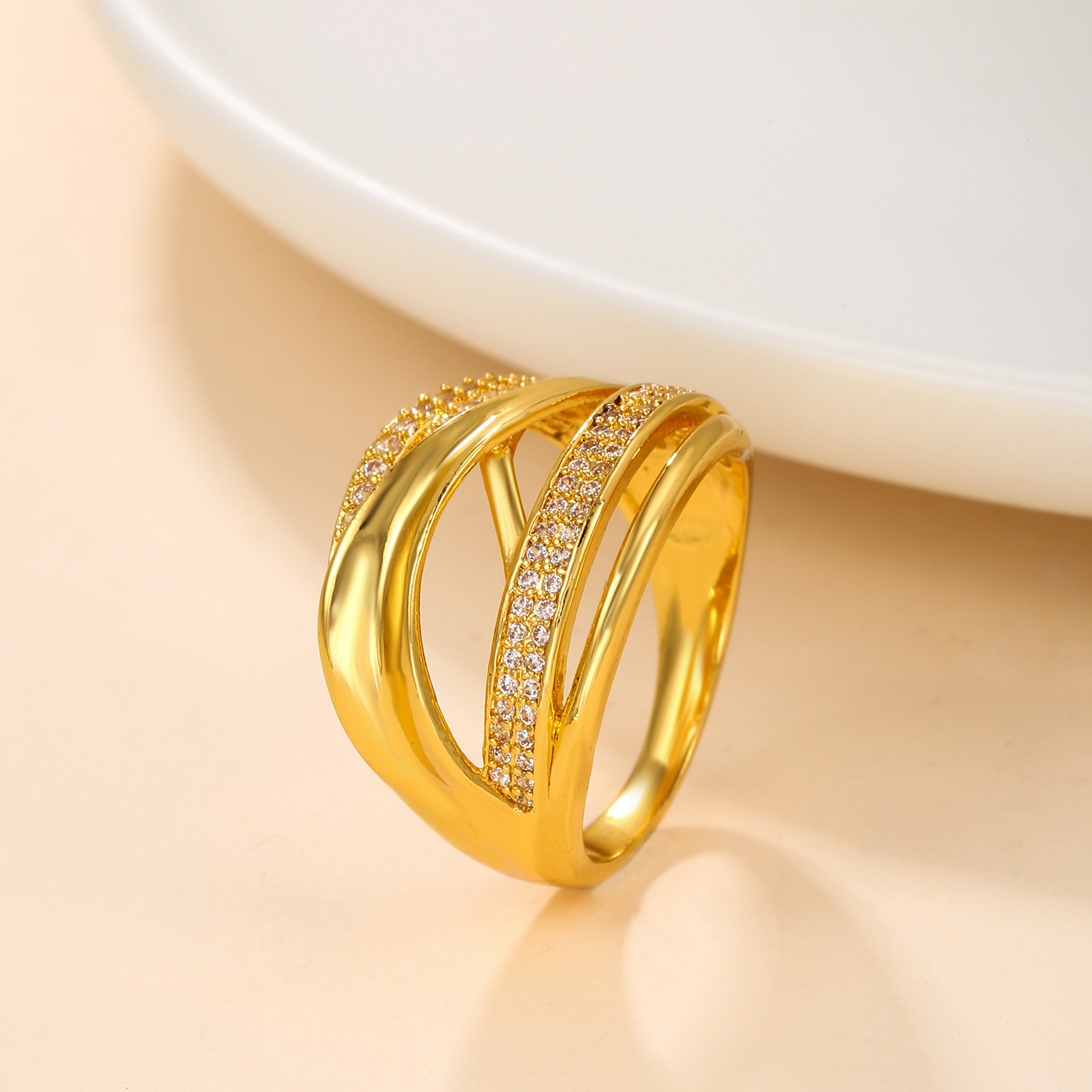 Copper-geometric concept micropaved zirconia ring