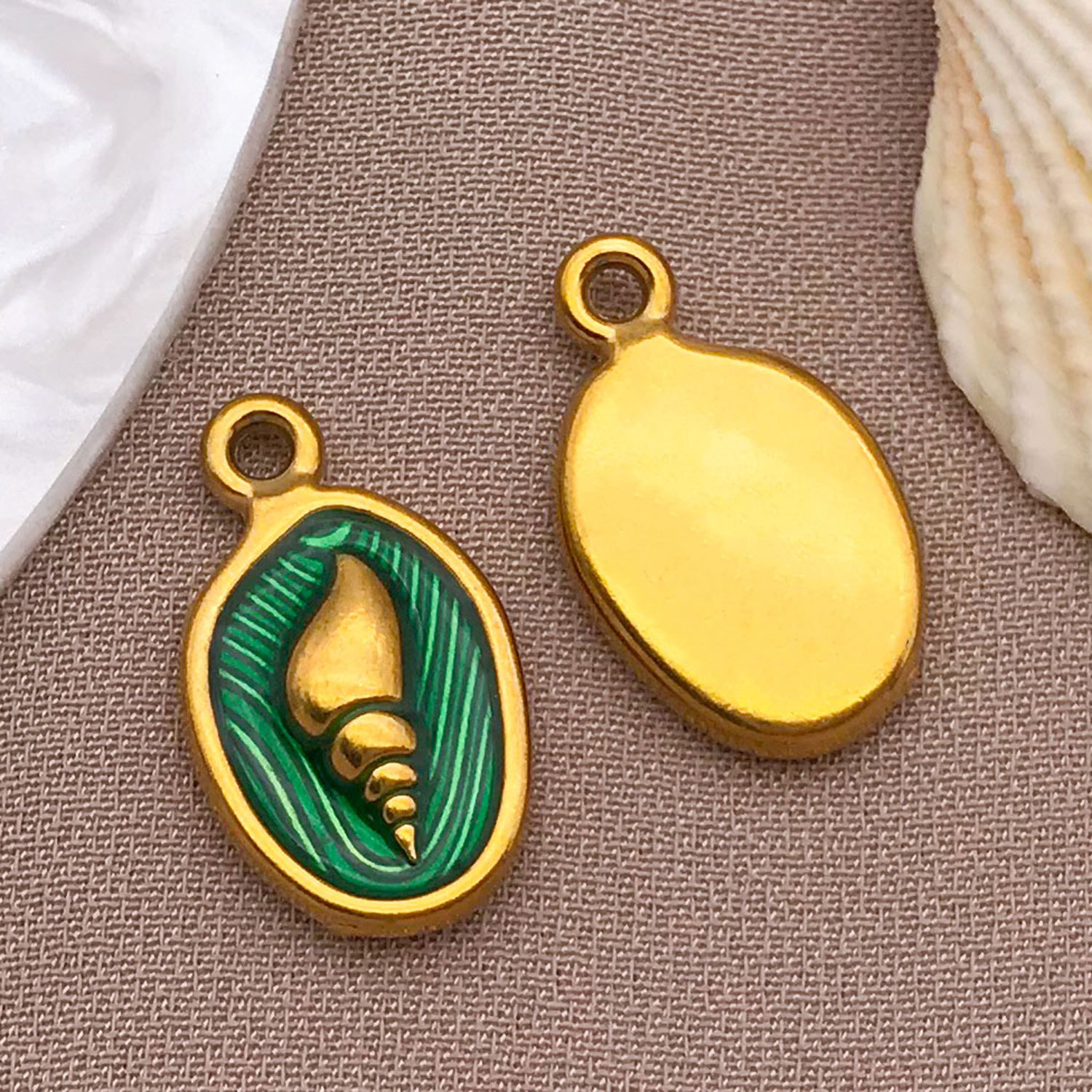 T1699-stainless steel green conch pendant 17x10x3mm hole 1.5mm-1.7g