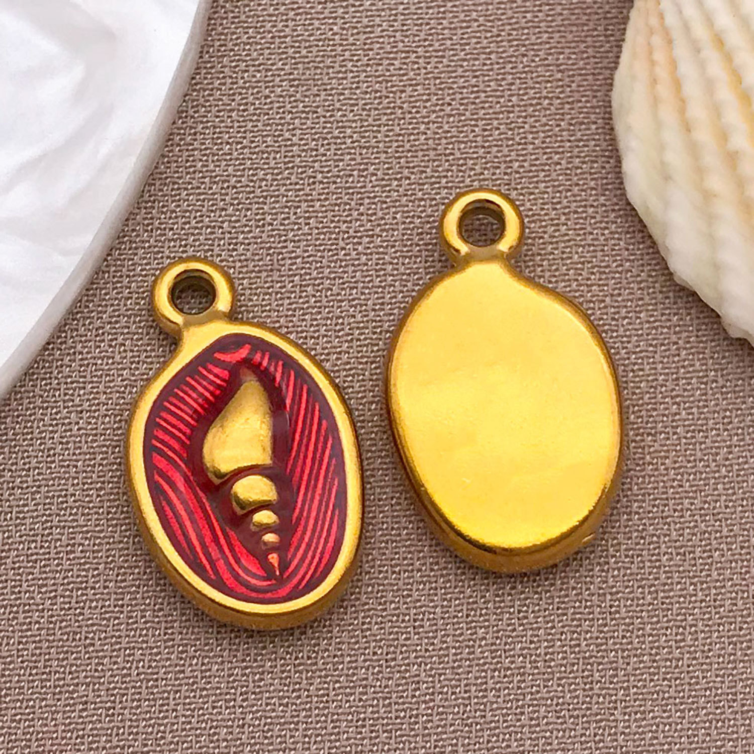 T1703-stainless steel red conch pendant 17x10x3mm hole 1.5mm-1.7g