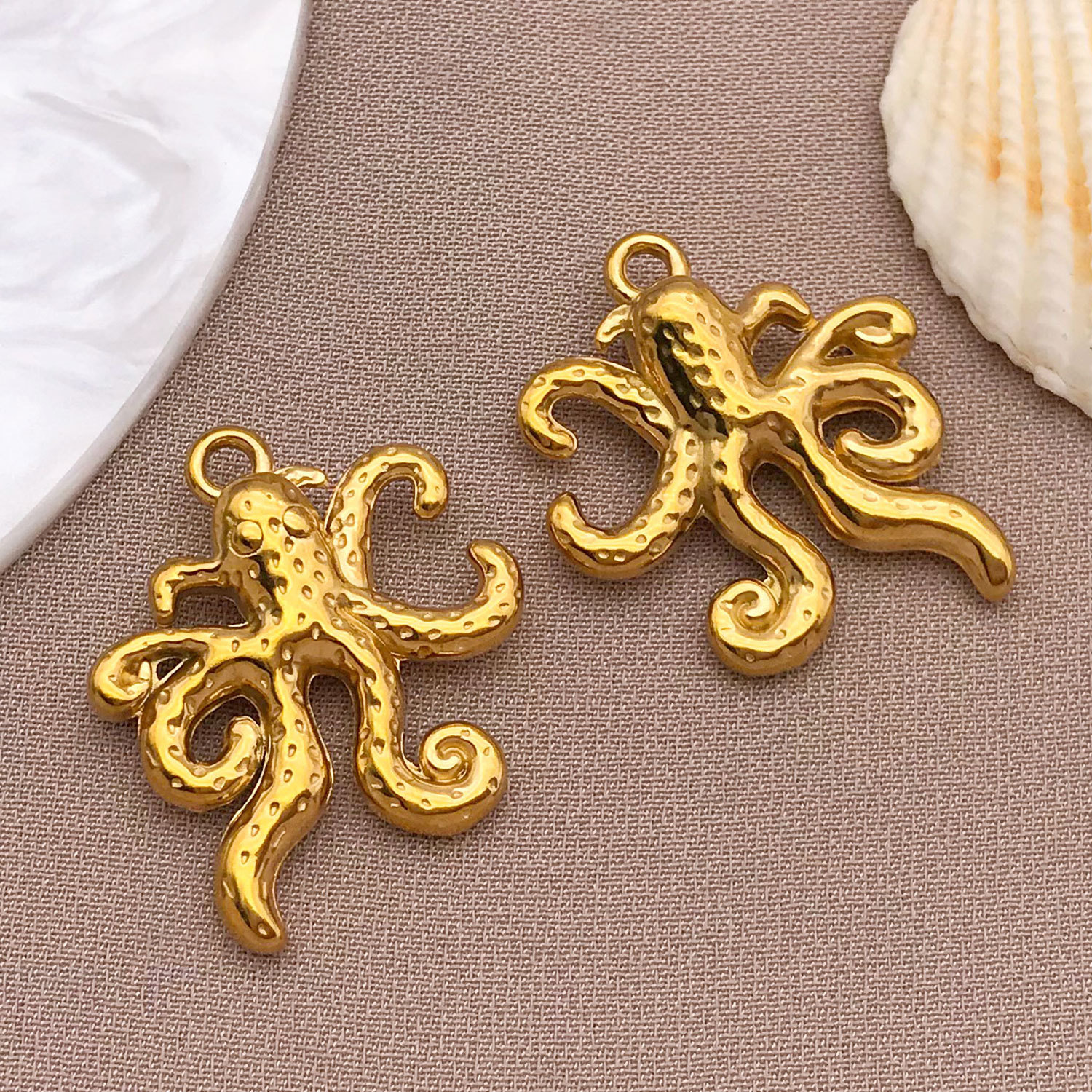 T3046-stainless steel golden octopus-20x24x6mm hole 1.8mm3.7g