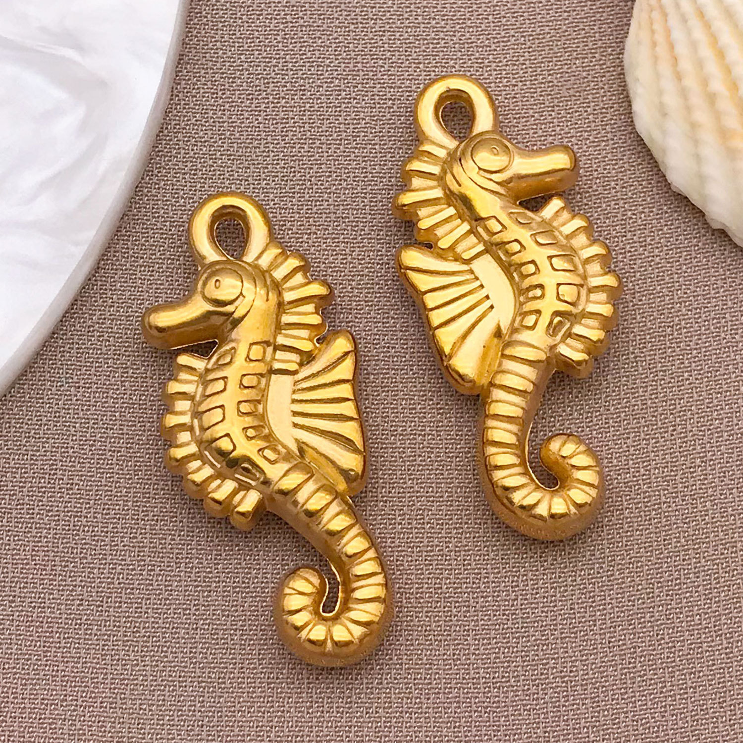 T3047-stainless steel golden seahorse-12x29x4mm hole 1.7mm4g