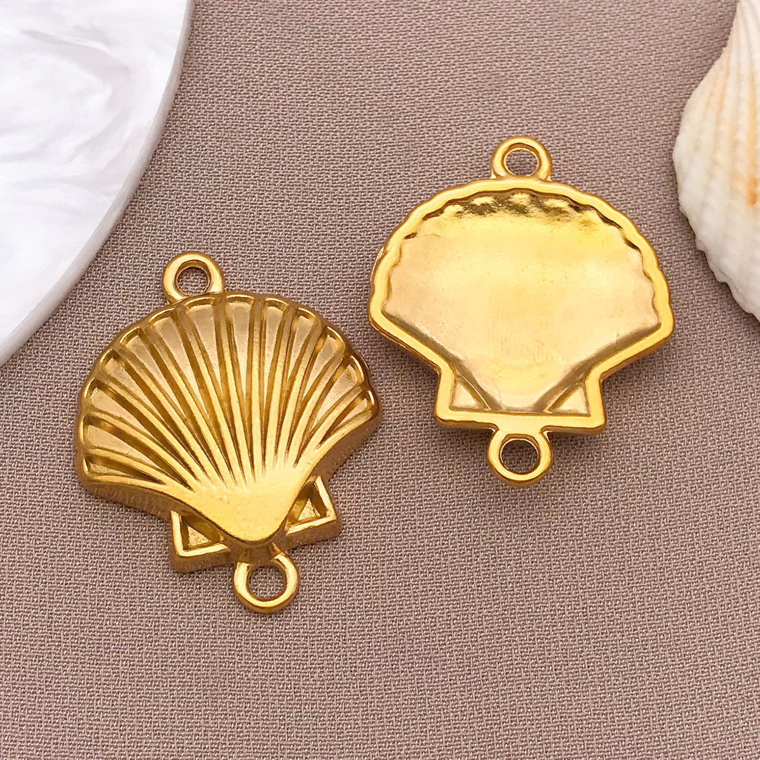 T3048-stainless steel golden shell double hanging-21x27x4mm hole 2.3mm3.82g