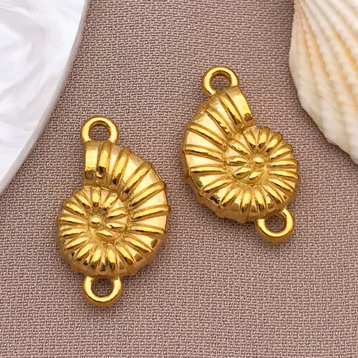 T3049-stainless steel golden conch double hanging-10x18x4mm hole 1.5mm2.24g