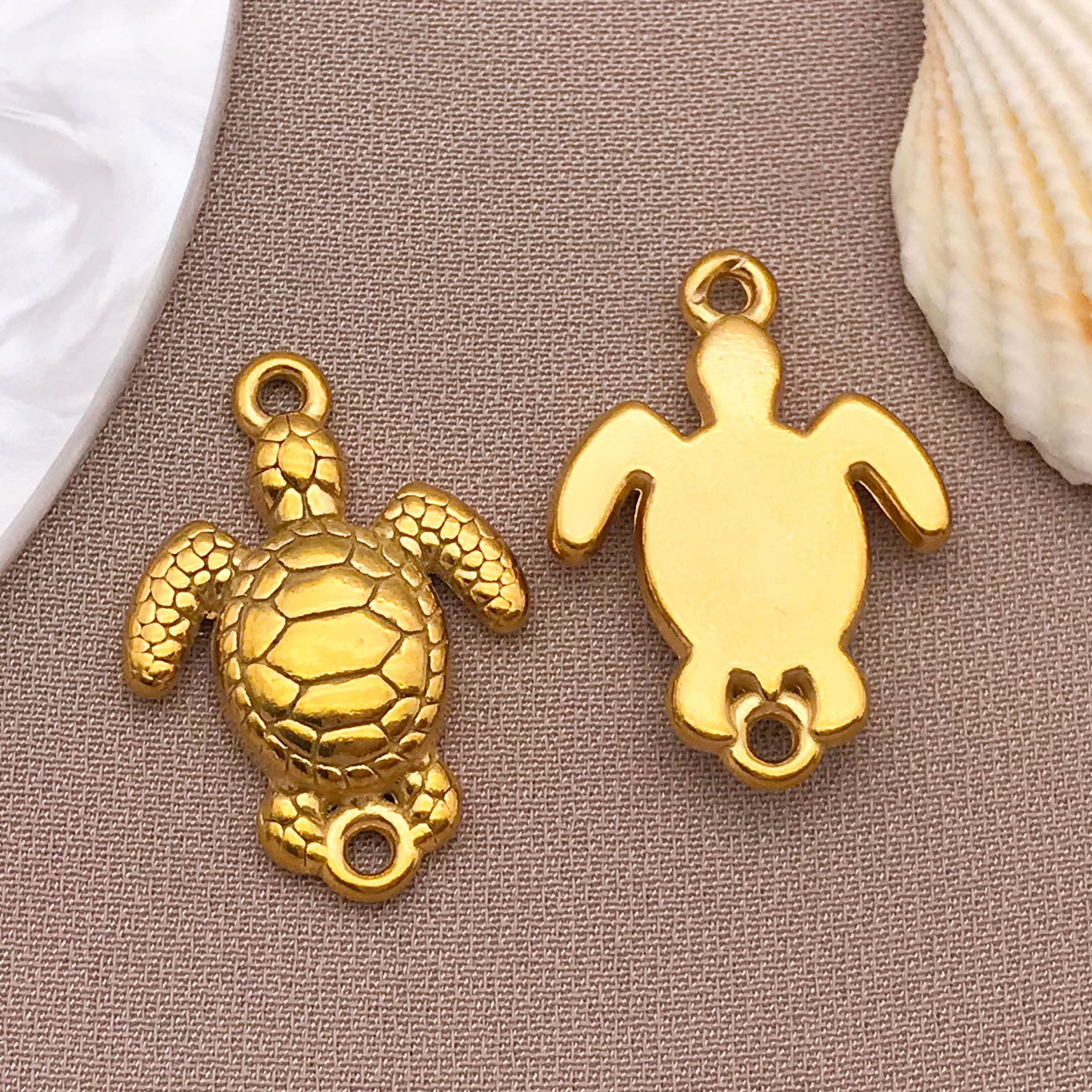T3050-stainless steel golden turtle double hanging-15x22x3mm hole 1.4mm2.48g