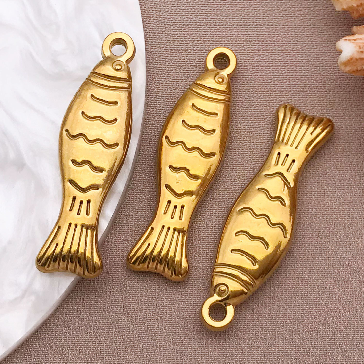 T2235-gold stainless steel large fish-34x9x5mm aperture 1.9mm-5.4g
