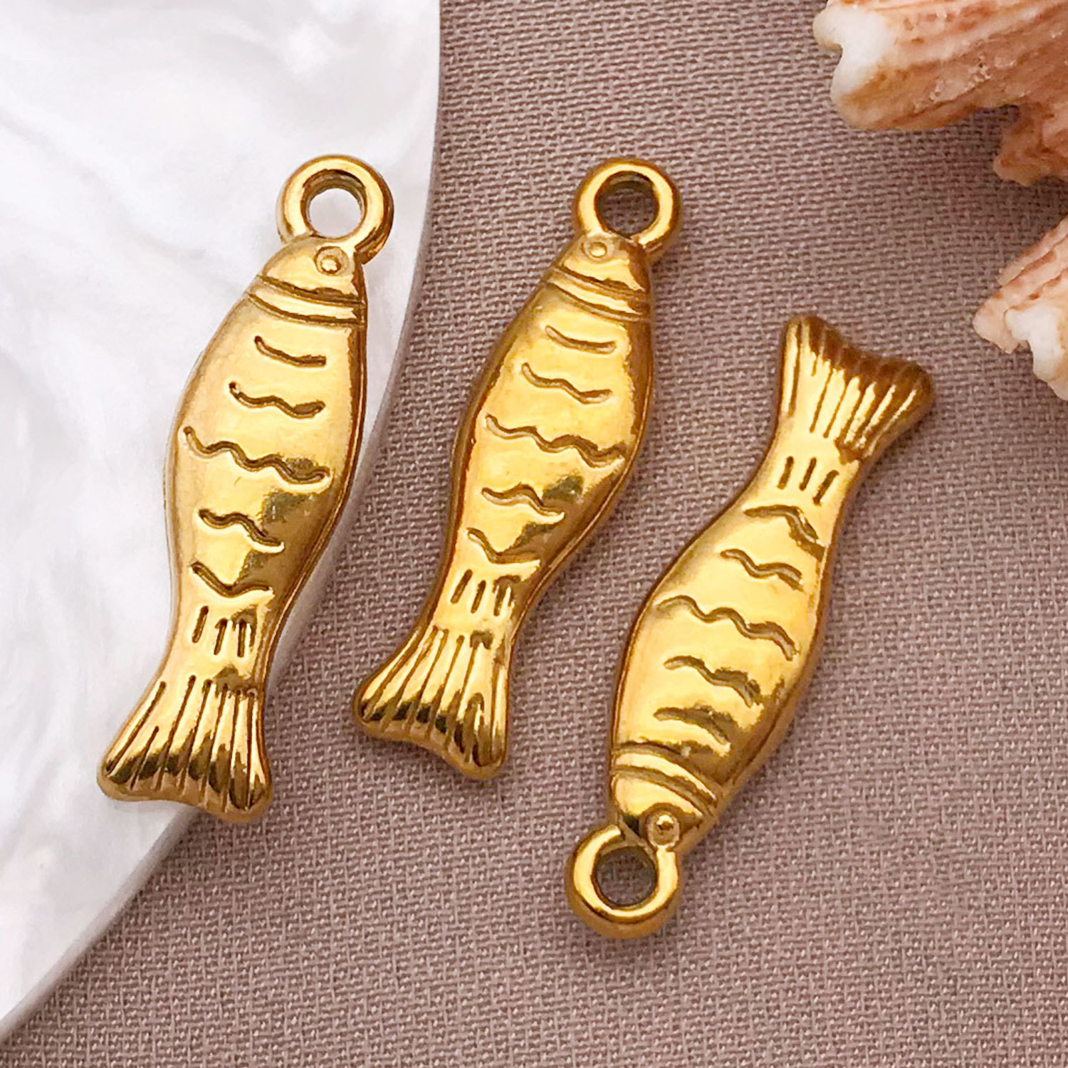 T2236-gold stainless steel medium small fish-23x6x3mm aperture 1.5mm-1.72g