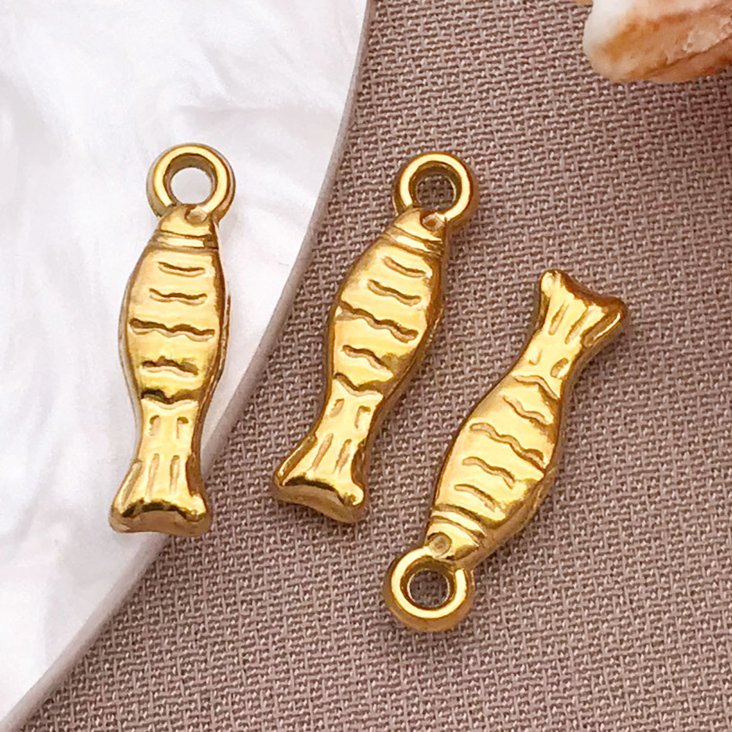 T2237-gold stainless steel fish-14x4x3mm aperture 1.3mm-0.56g