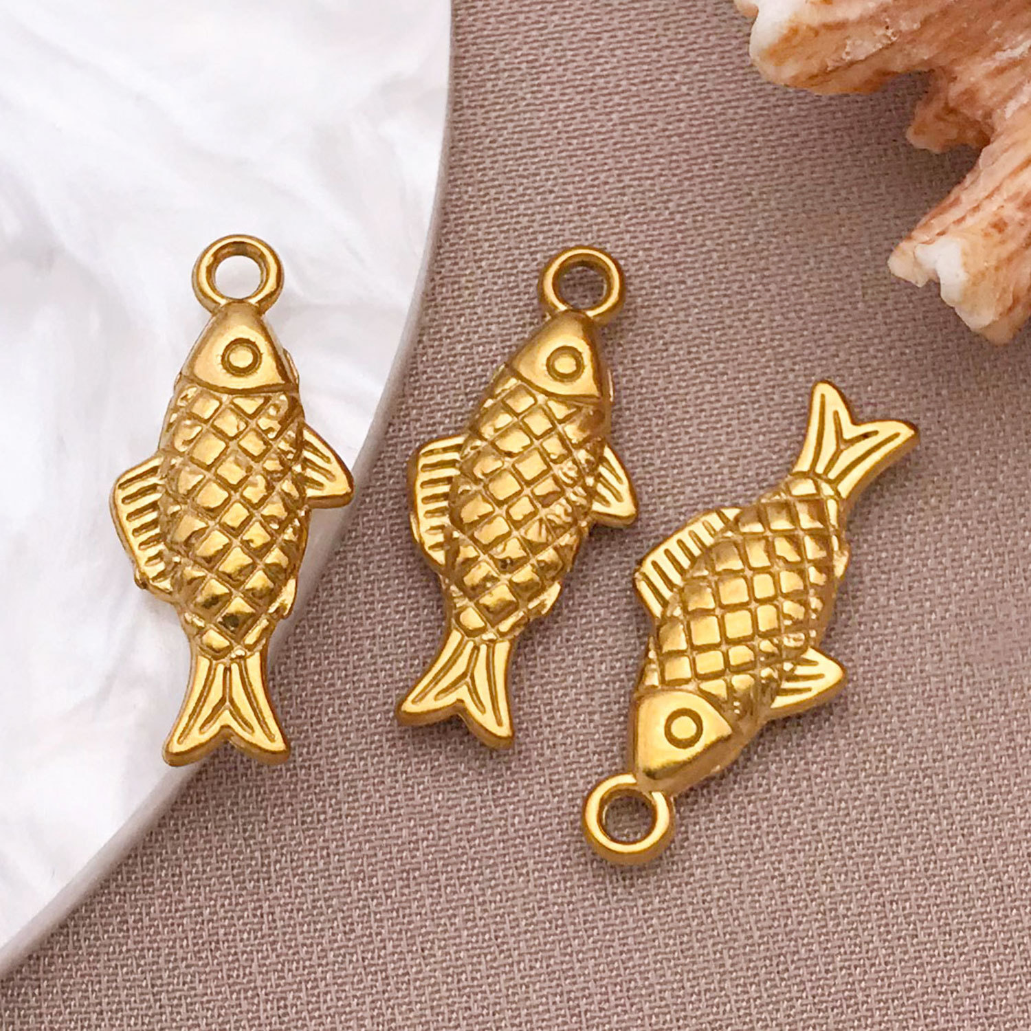 T2238-gold stainless steel solid fish-20x9x3mm aperture 1.5mm-1.03g