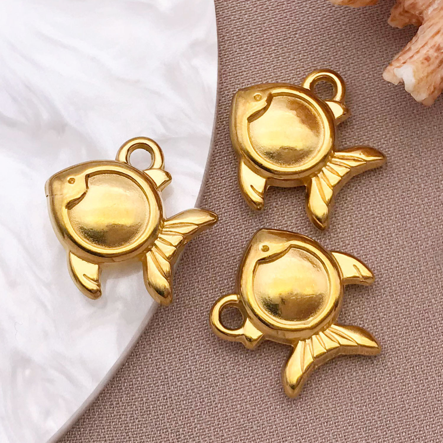 T2239-gold stainless steel solid fish-15x15x5mm aperture 2mm-2.6g