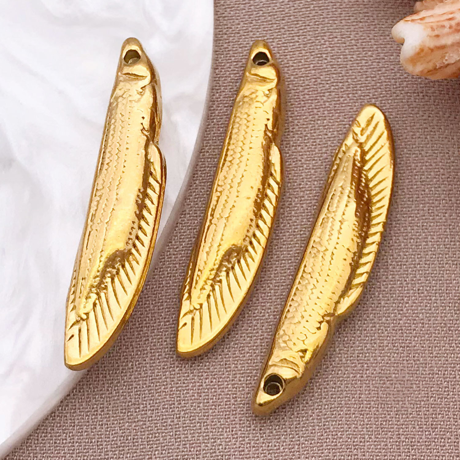 T2240-gold stainless steel swordfish-28x6x3mm aperture 1.3mm-2.1g