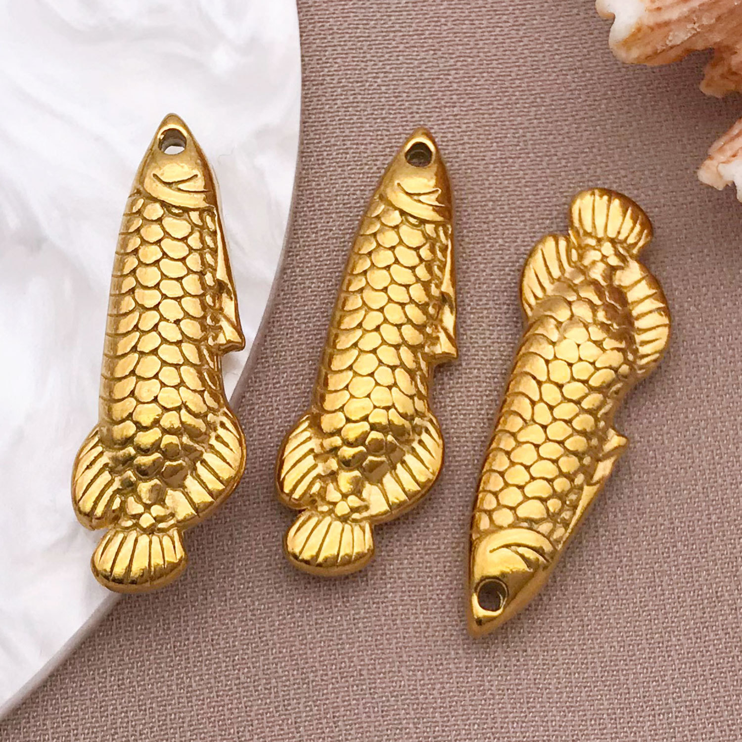 T2241-gold stainless steel solid arowana-28x9x4mm aperture 1.4mm-3.46g