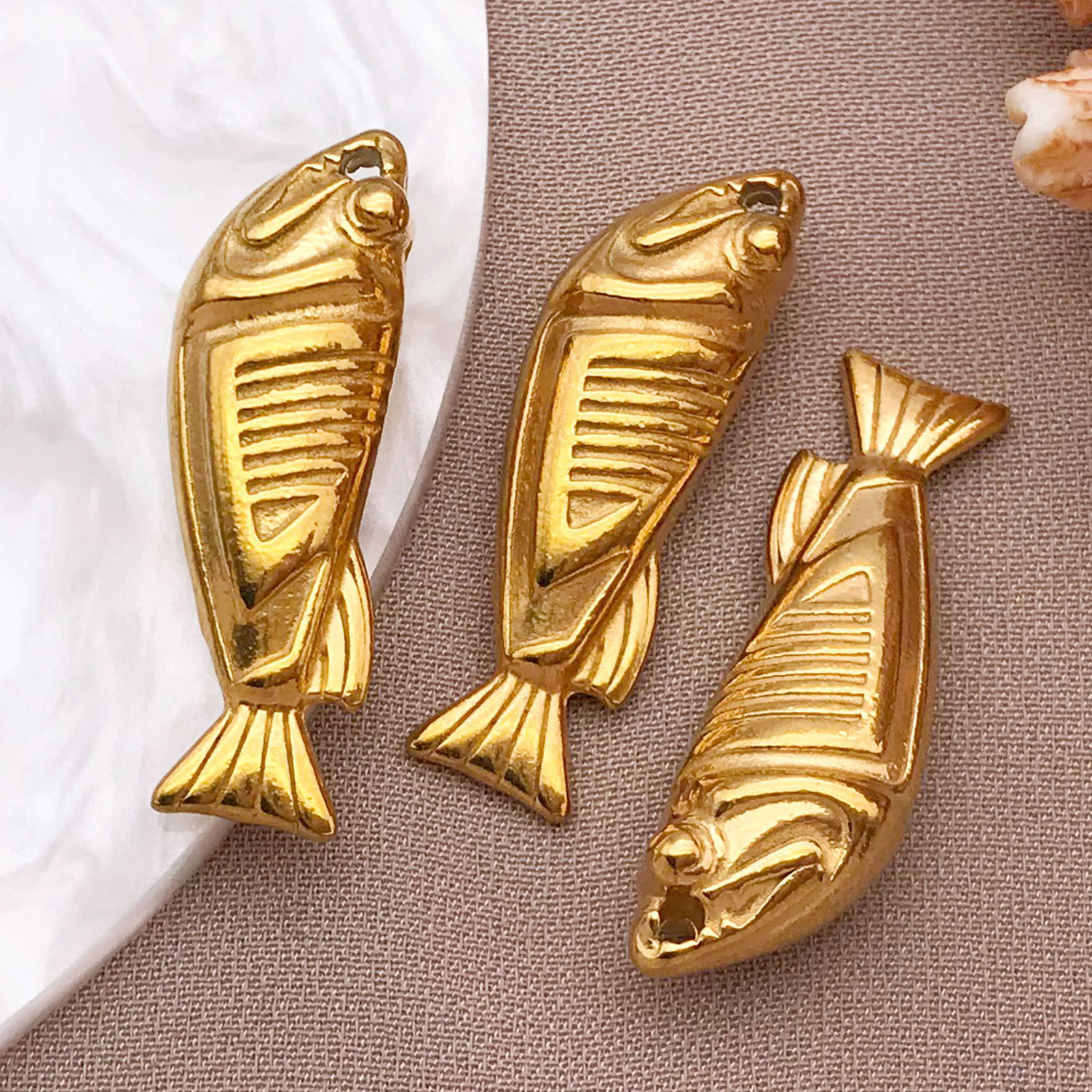 T2243-gold stainless steel solid fish-28x9x7mm aperture 1.3mm-4.8g