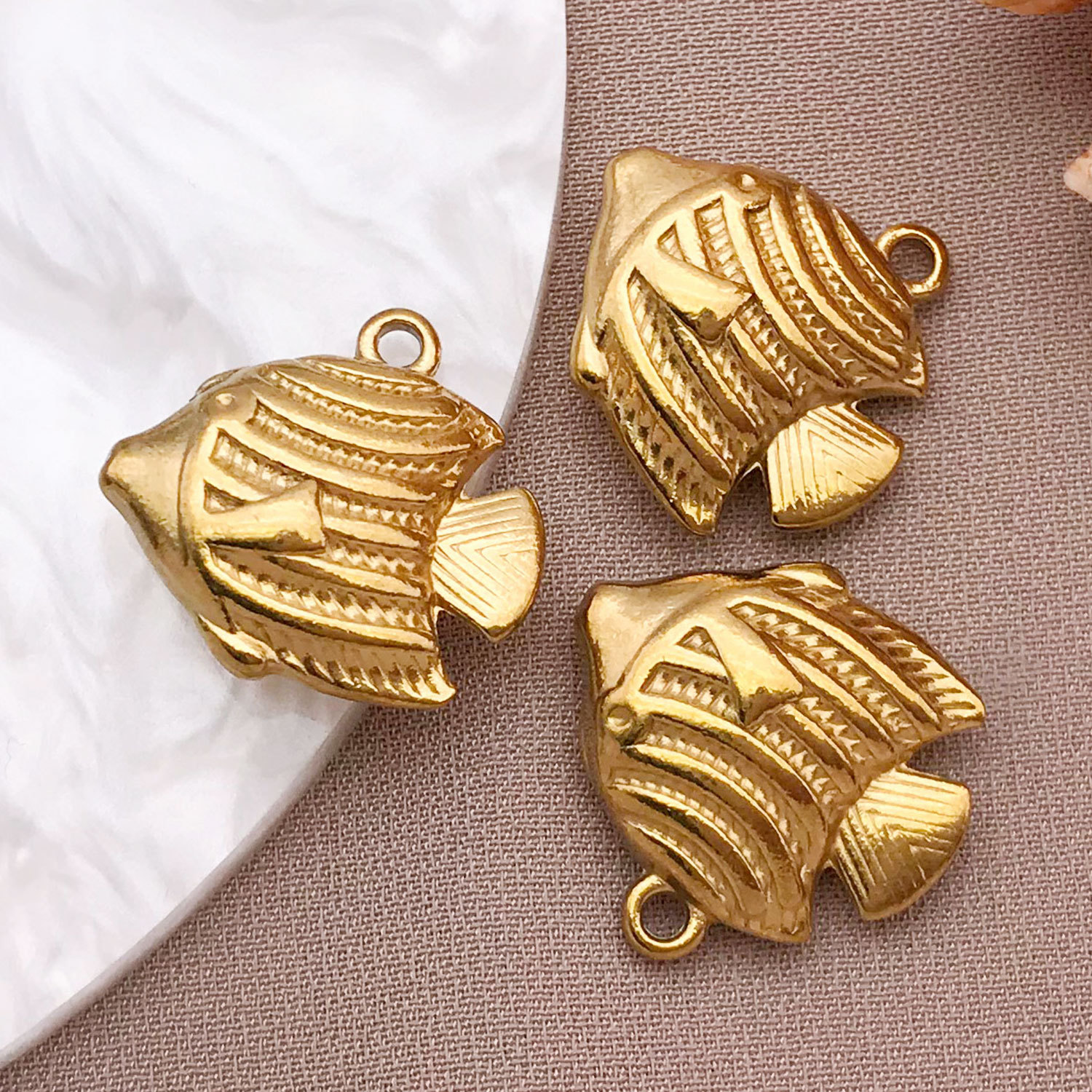 T2244-gold stainless steel large solid tropical fish-17x17x6 aperture 1.5mm-4.1g