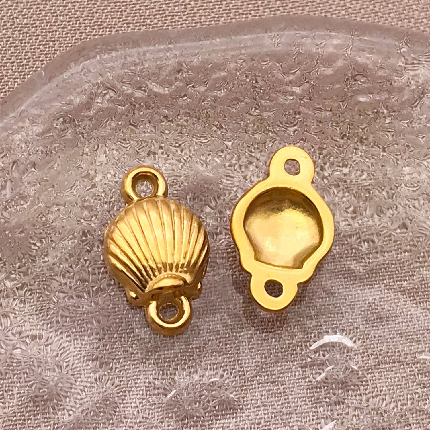 T2508-stainless steel double hanging shell-7.5x12x2mm aperture 1mm-0.43g