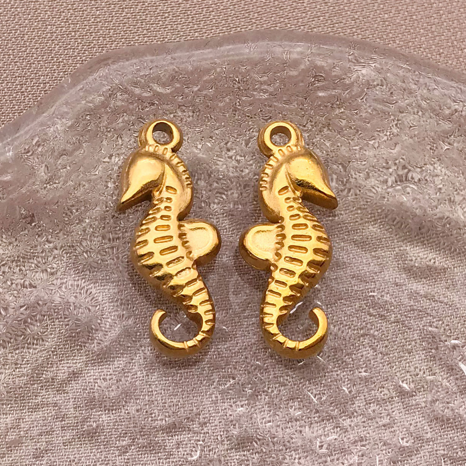 T2524-stainless steel solid small seahorse-8x21x4mm aperture 1.7mm-1.25g