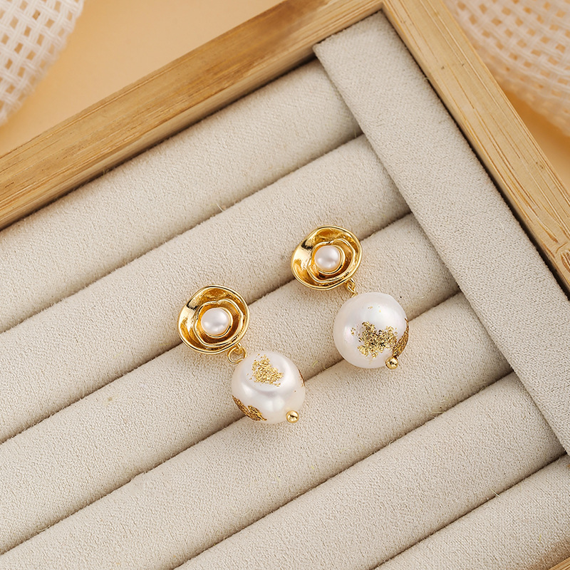 Natural pearls embellished with gold foil (baroque pearls are different for each one, please be careful if you mind)