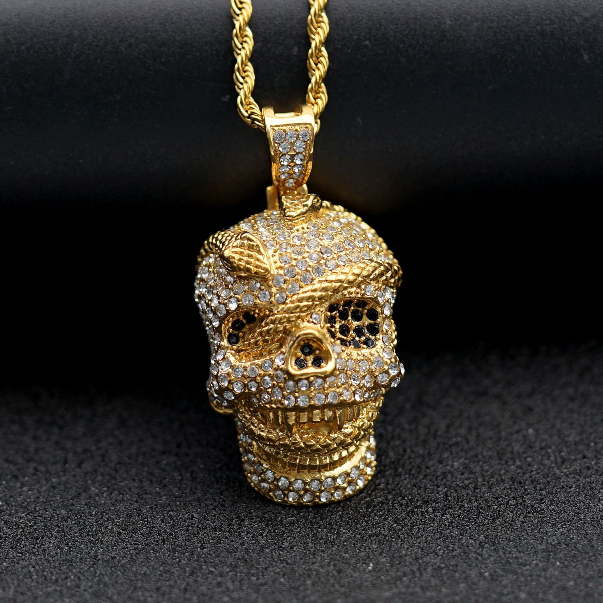 Gold single pendant