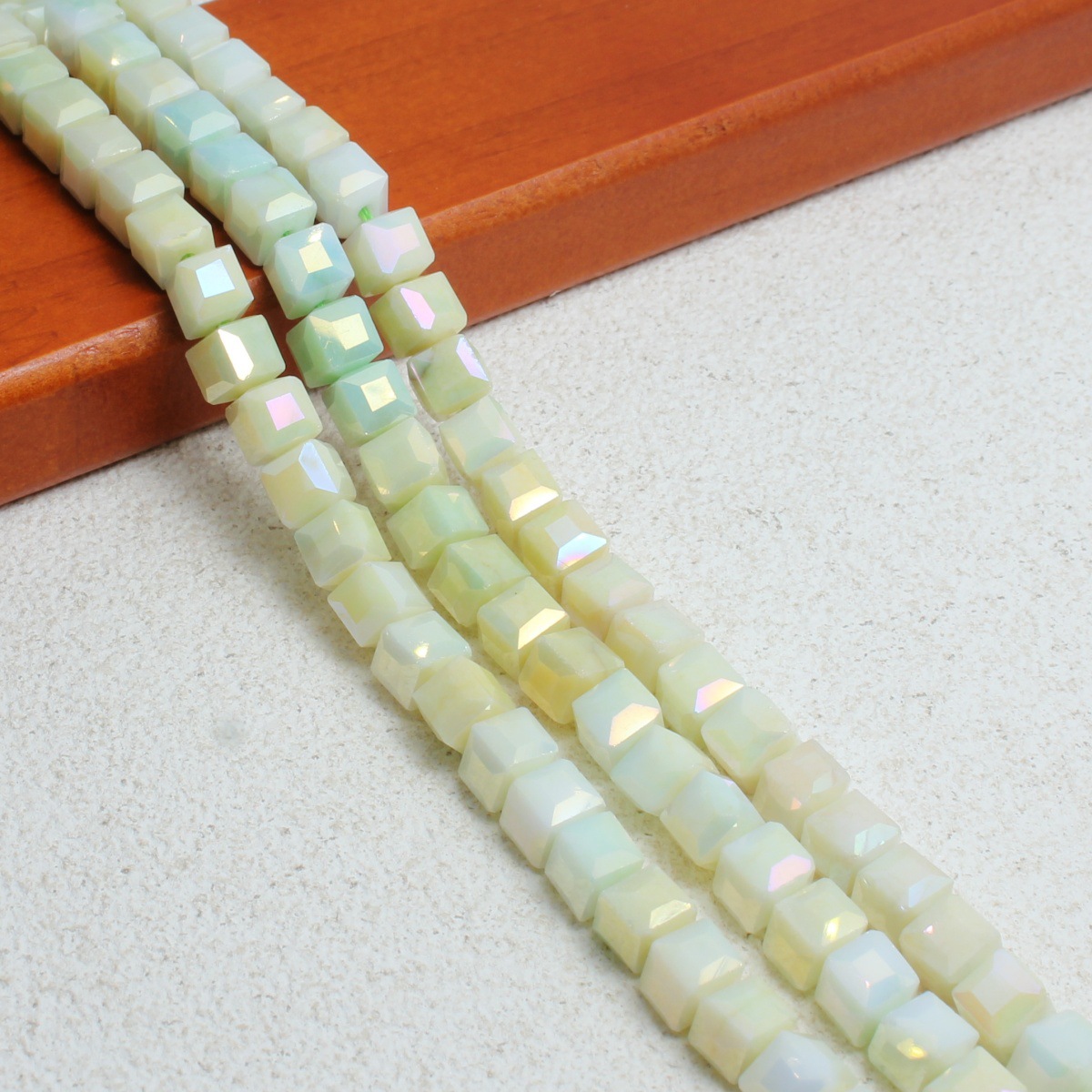 светло-желтого