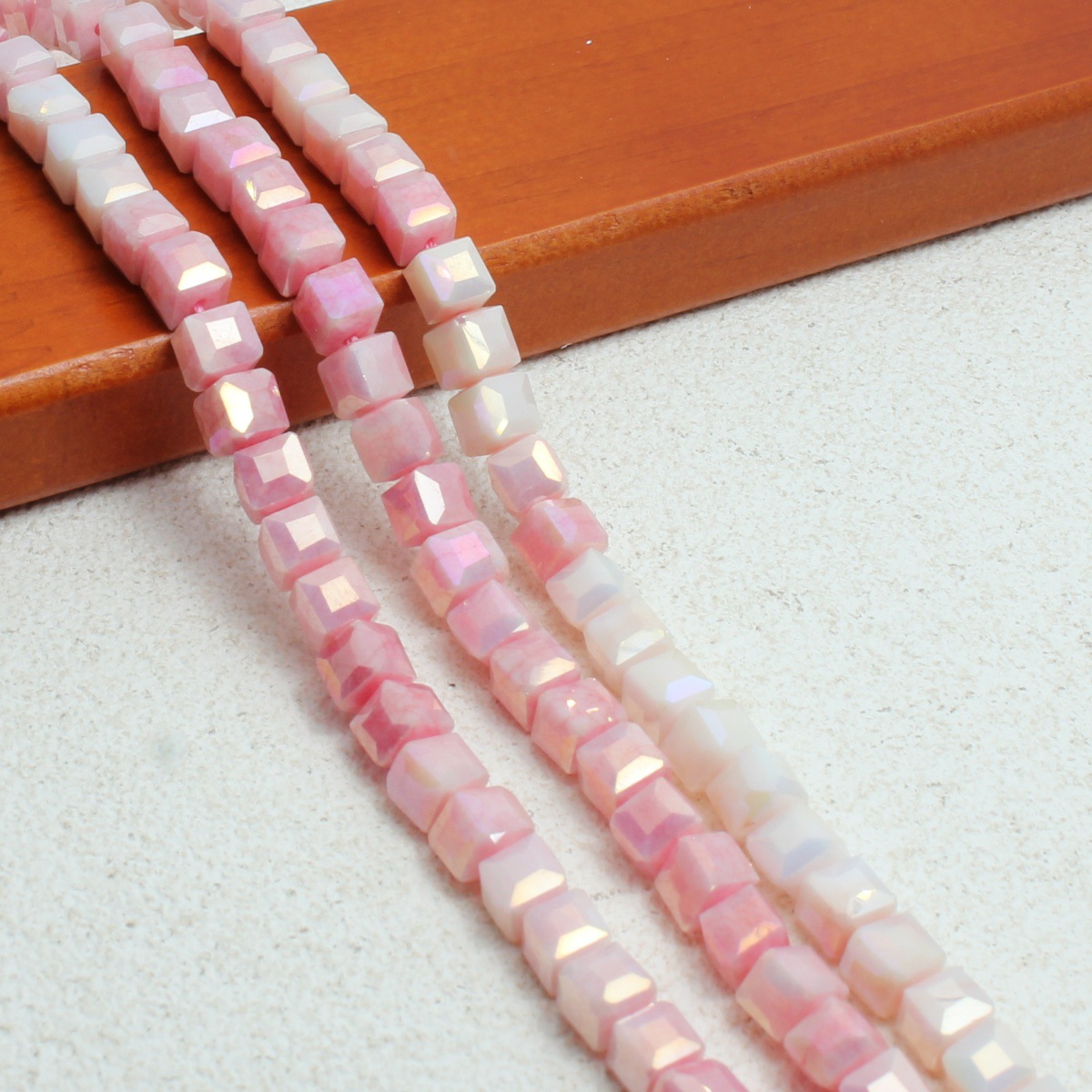 горячий розовый