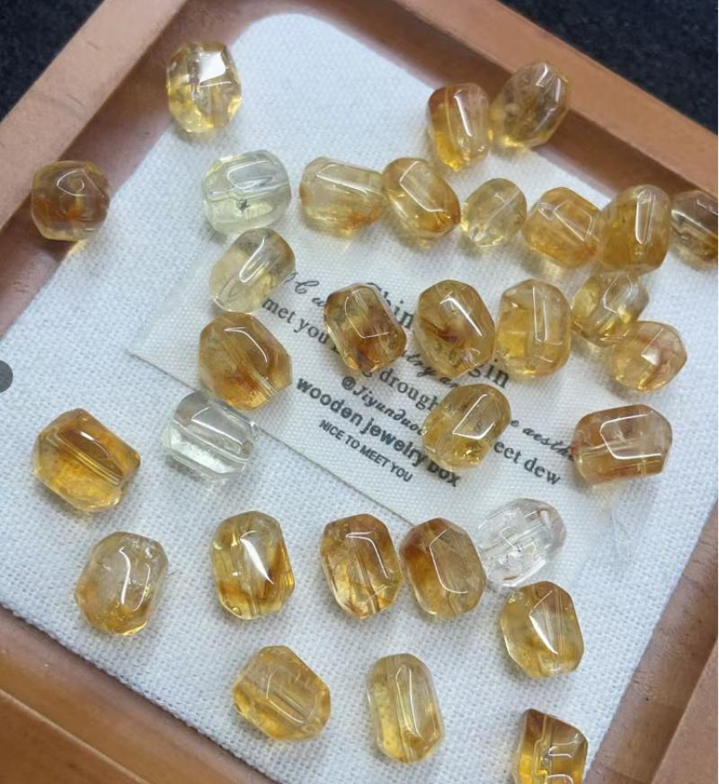 Natural yellow pagoda crystal conforms to the shape