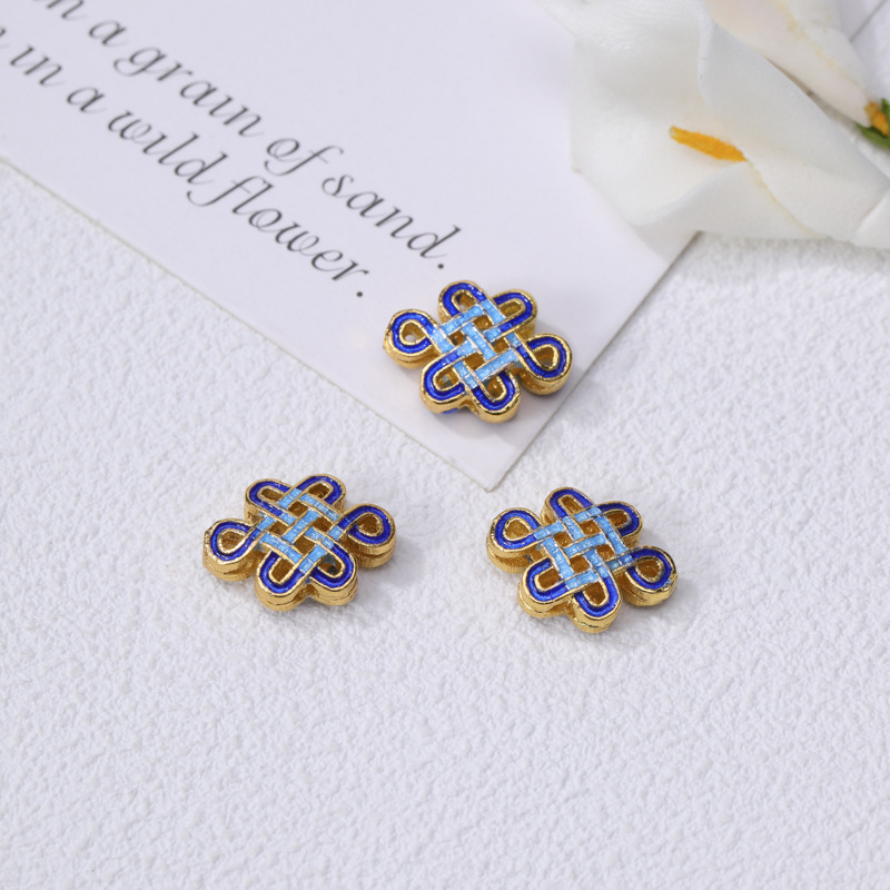 Chinese knot 13x9x4mm