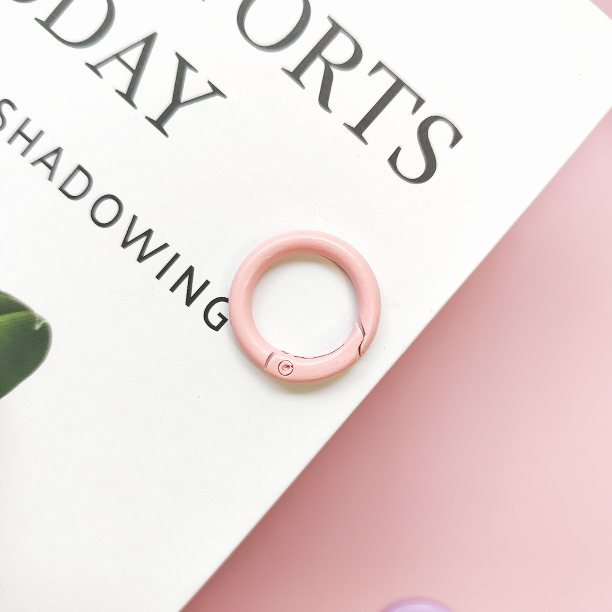 горячий розовый