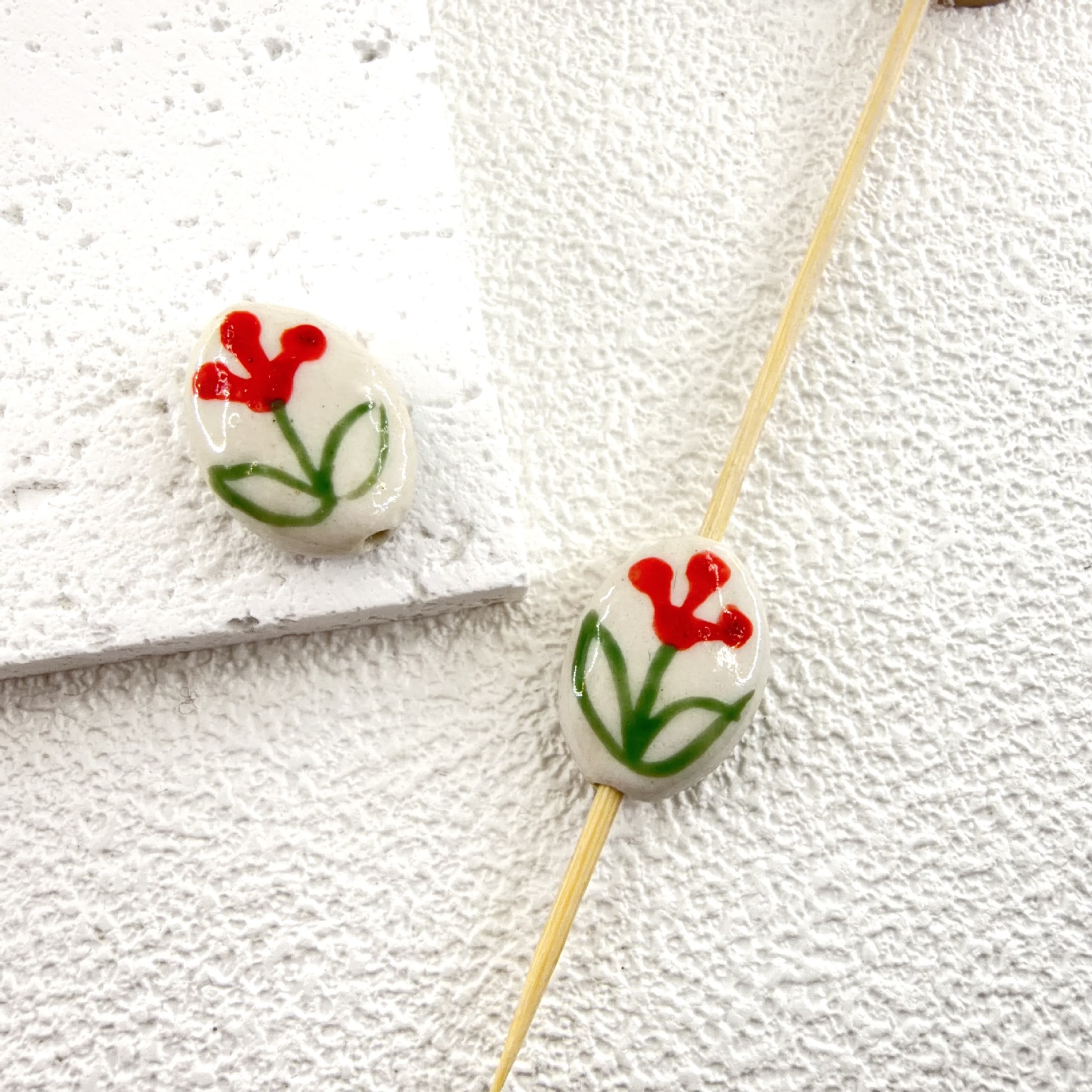 (olive shape) three red flowers 19.5x14.5mm