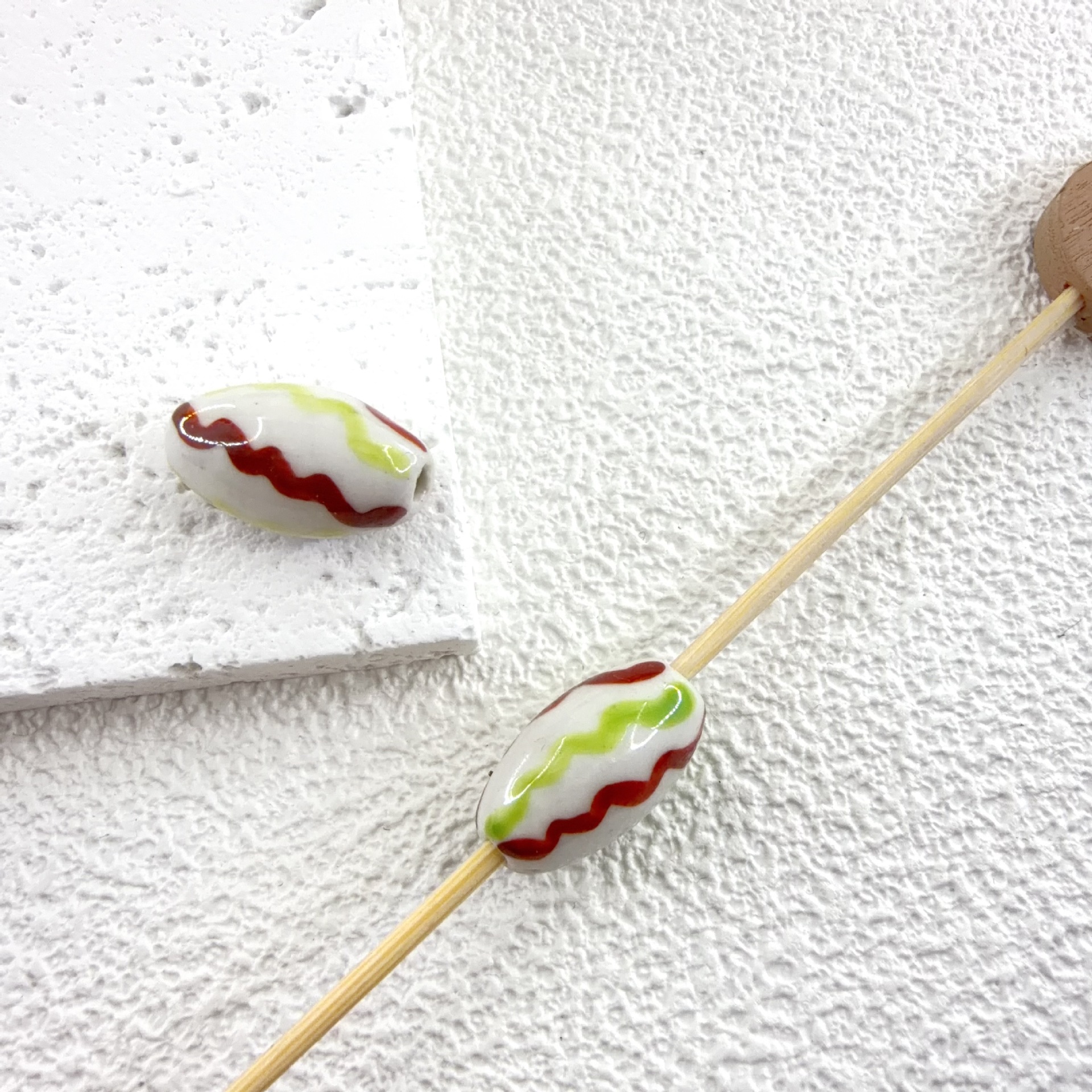 (olive shape) 2 long beads 8.5x10mm