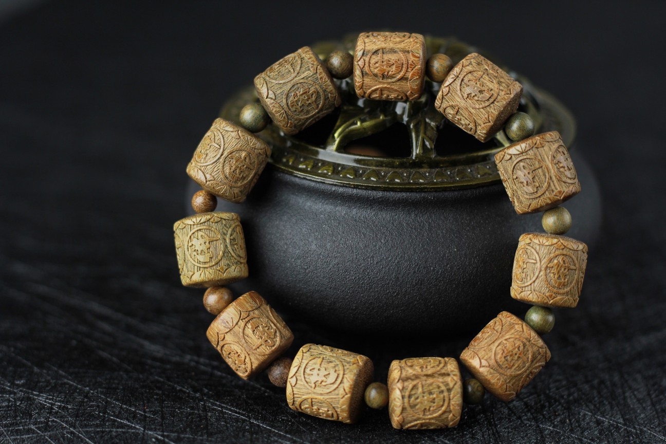 Green sandalwood bucket beads engraved with buddha 15mm