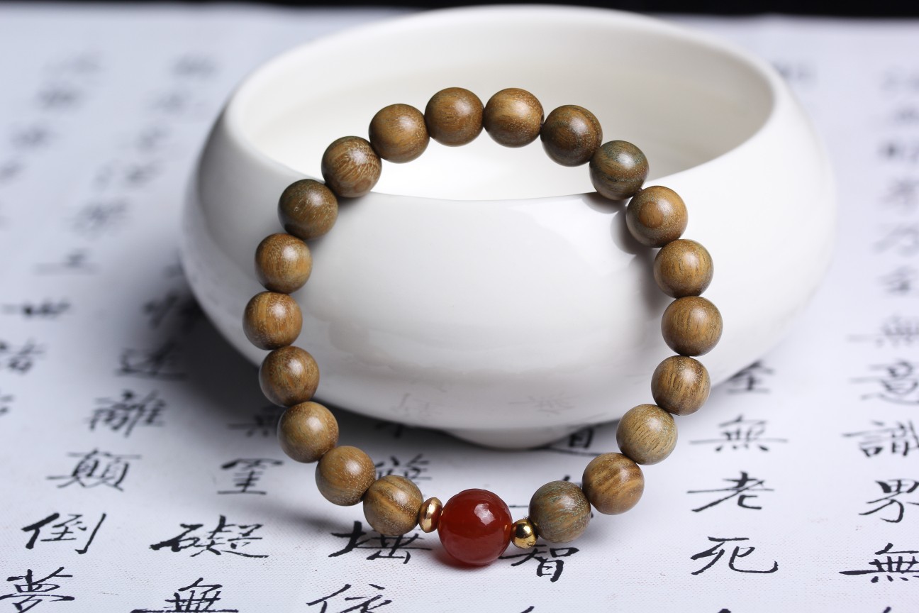 Green sandalwood ball 8mm with red agate