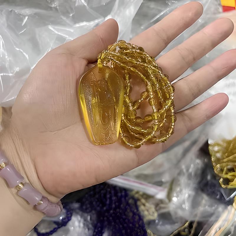 Small yellow oval hiding king