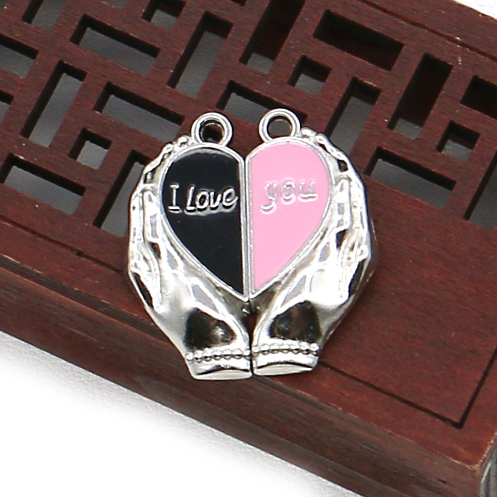 015 silver hand holding black pink heart 25x27mm, 6g