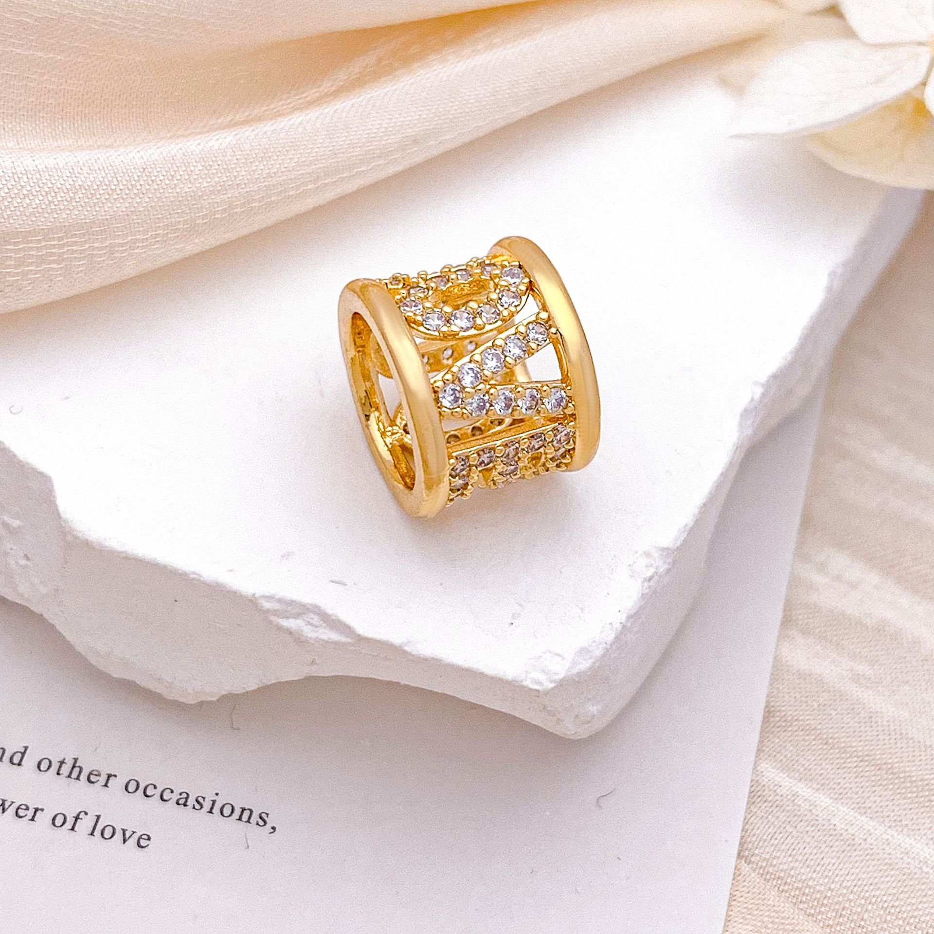 A 9x11.8mm Xl237love small cylindrical pendant gold