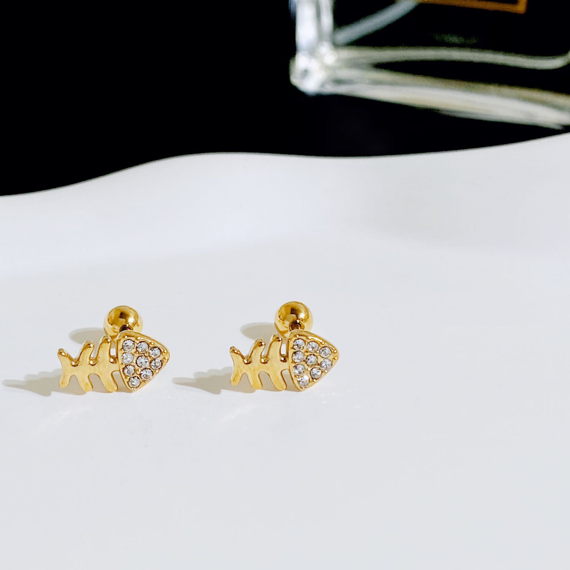 Fish bone 10.4x4mm