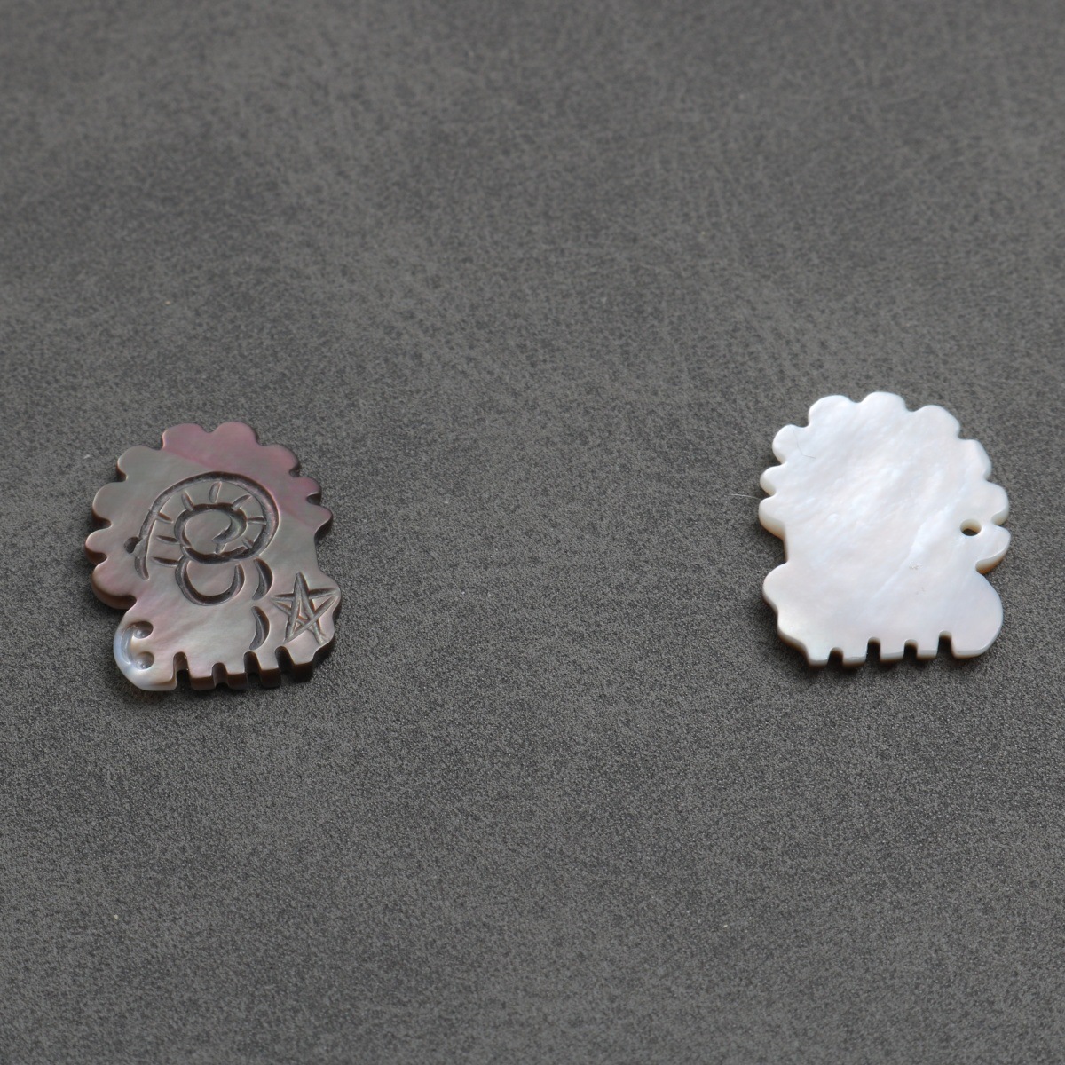 Gray lion 15*18.6*1.4mm