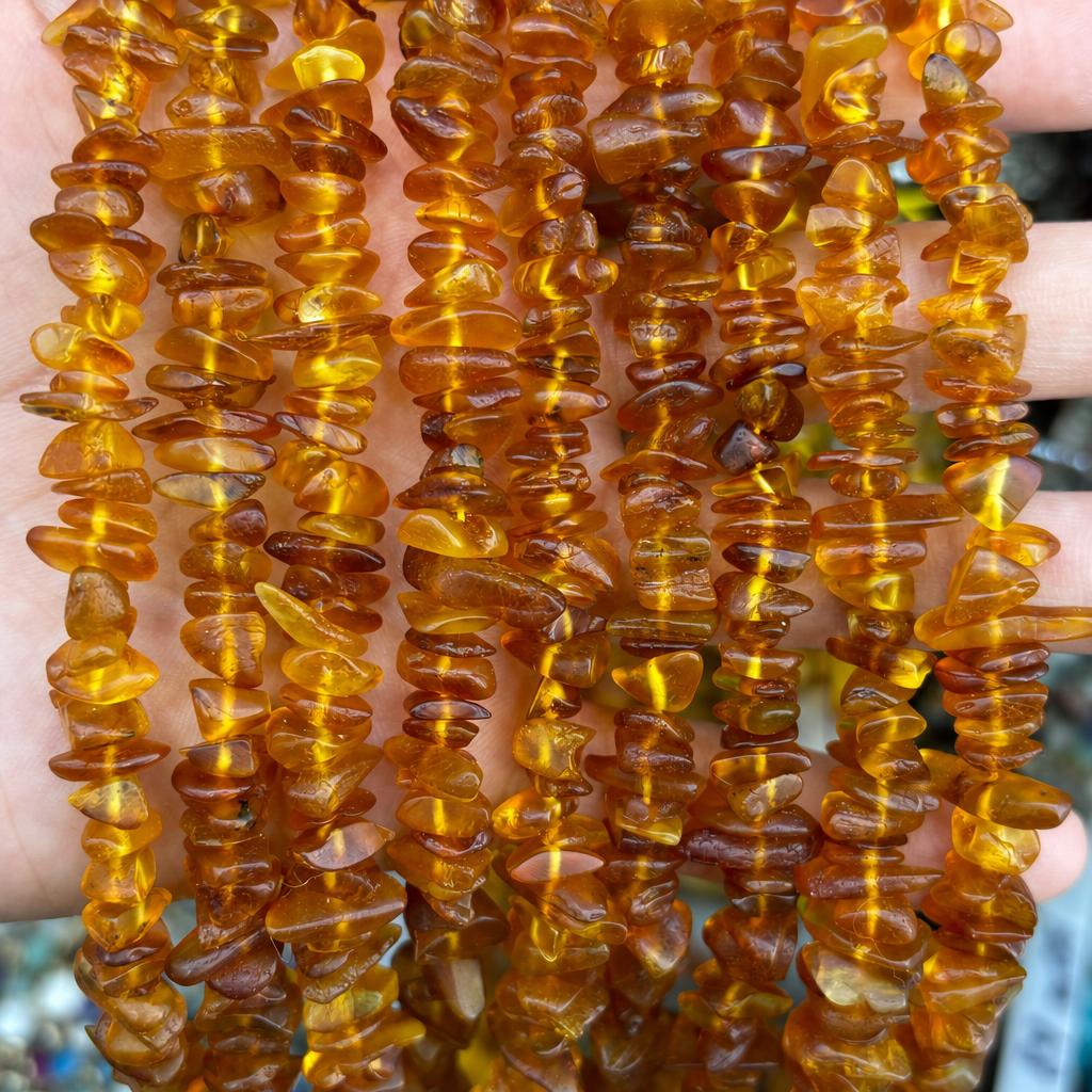 8-10mm amber medium hole gravel (line length 38cm )