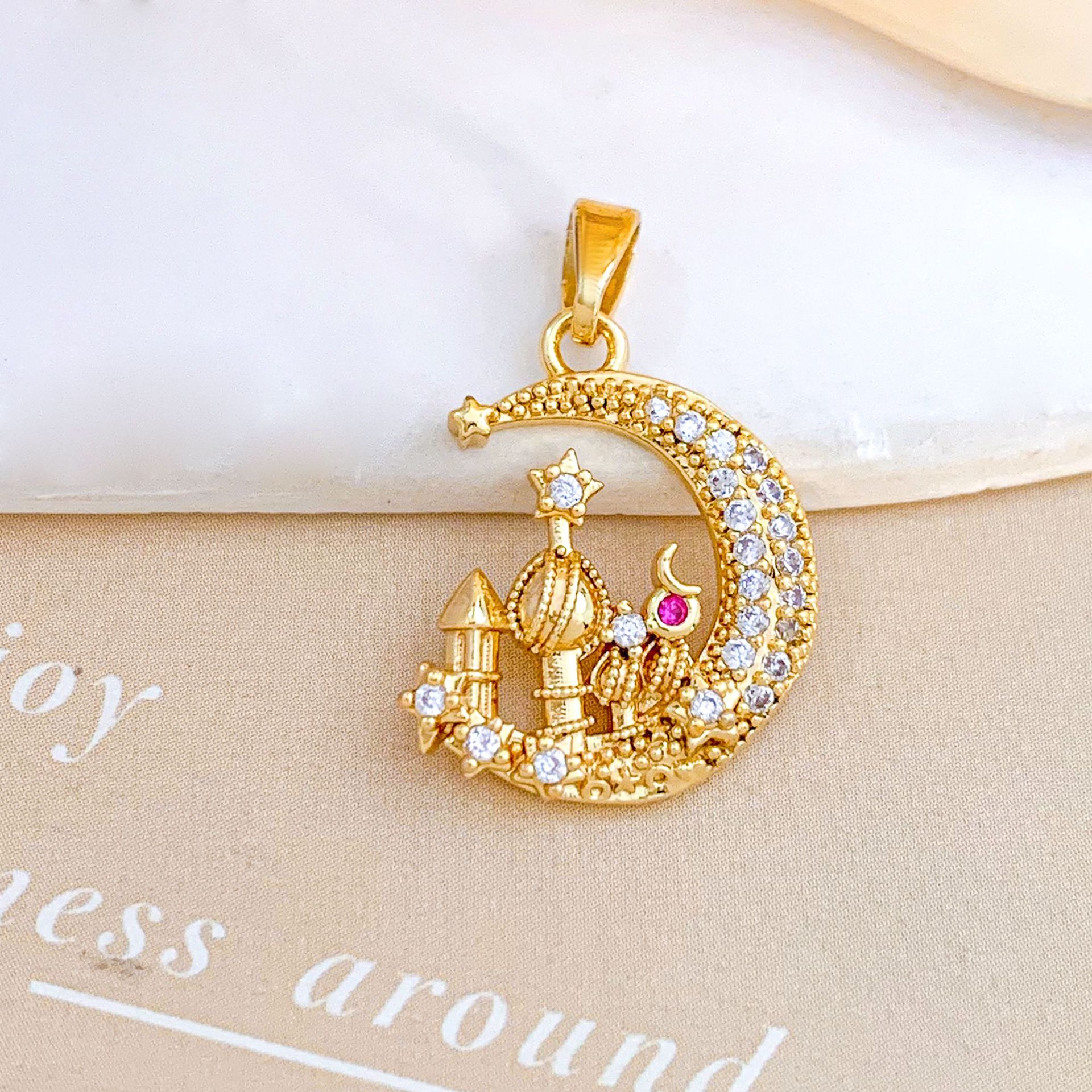 Xl1932 castle moon pendant gold