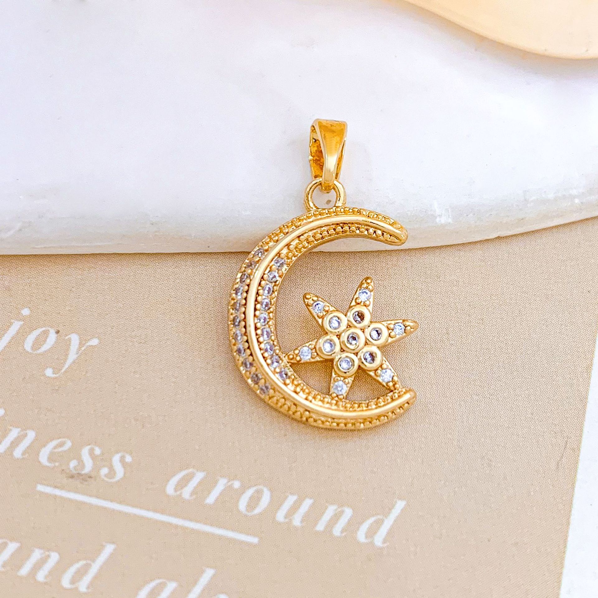 Xl2039 star and moon pendant gold
